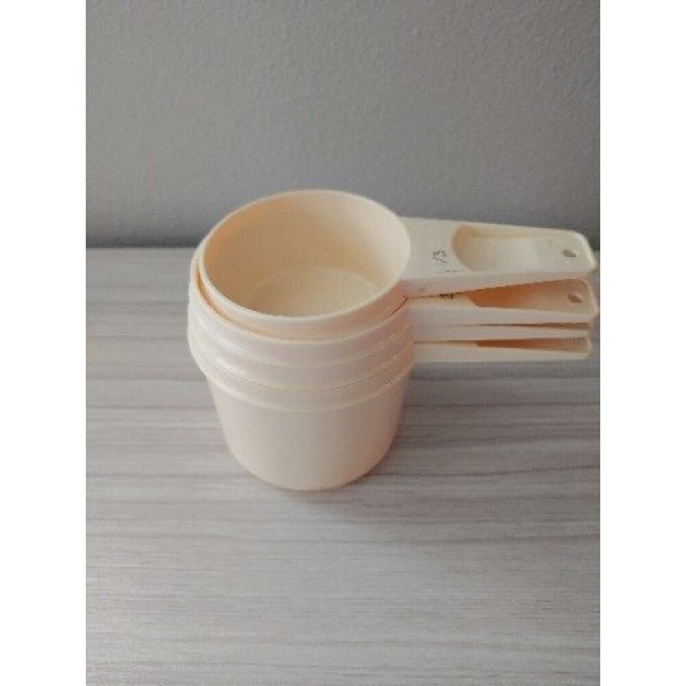 Vintage Set of 4 Tupperware Light Beige Cream Nesting Measuring Cups.